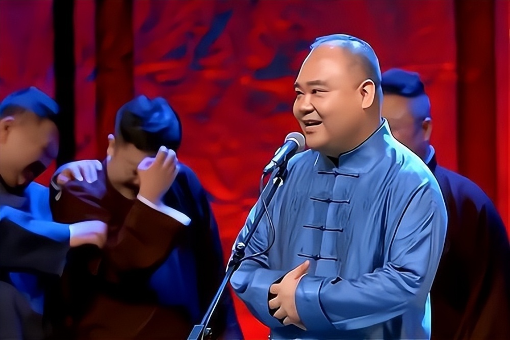 当时主持人介绍郭麒麟时,说了一句:相声名门之后的精彩演出,侯震的