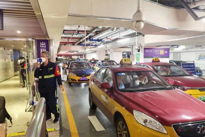 清明假期夜间接驳换乘北京七大火车站开行12条免费摆渡车线路