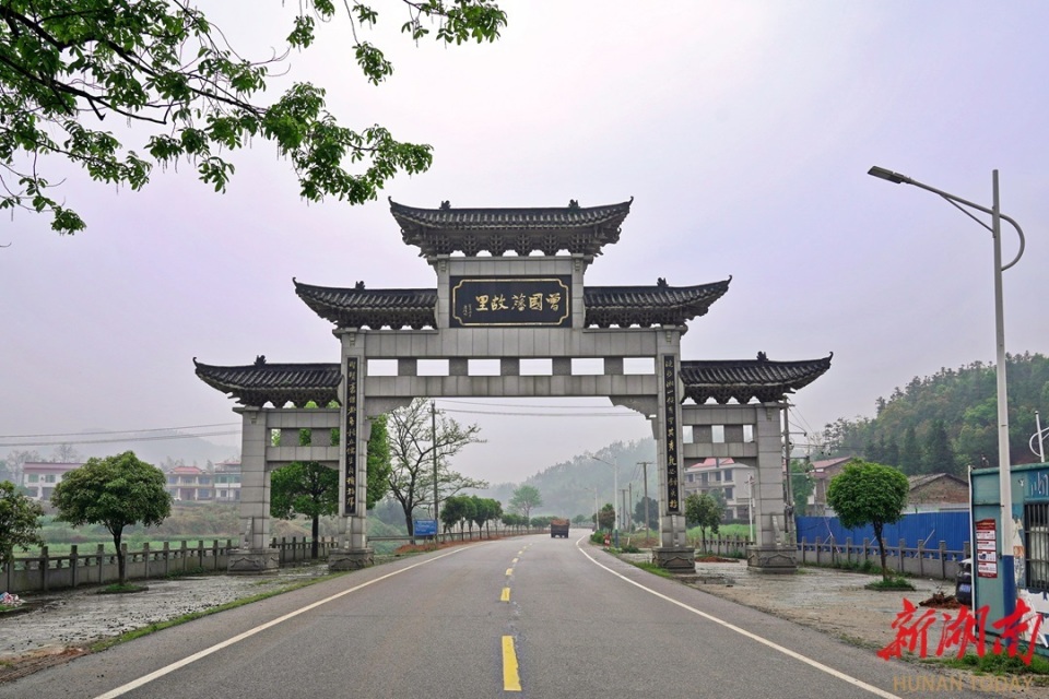 近年来,荷叶镇坚持"讲好一个故事,做好四个融合,推进乡村振兴,打造