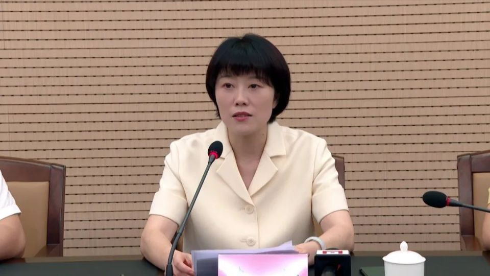 会上,南安市委常委,市政府副市长陈倩,市政府党组成员,副市长邱雪亮