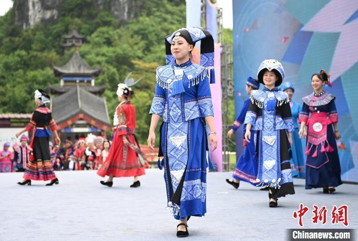 图为民众身着民族服装在走秀.蒙增师 摄图为民众身着民族服装在走秀.