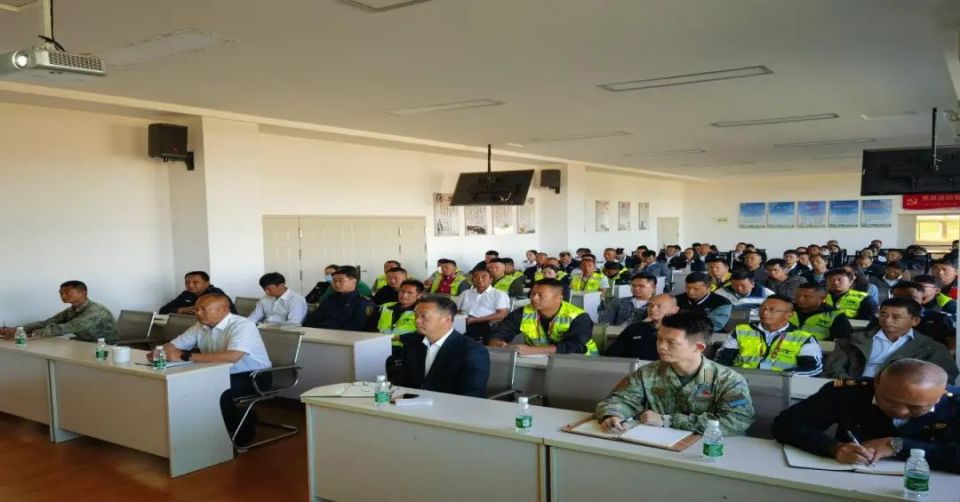 思茅机场邀请普洱市思茅区消防救援大队人员为全体员工开展消防安全
