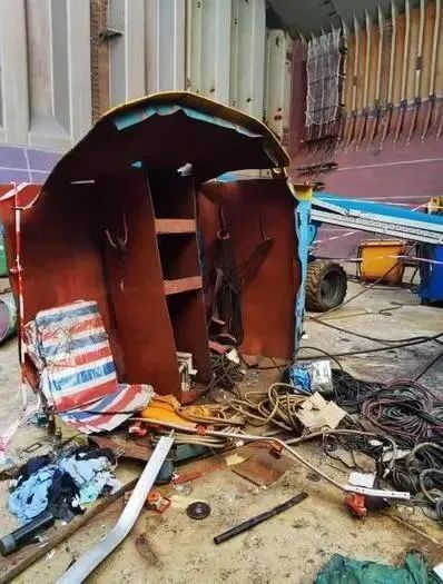 左右,在上海某船厂某码头新建的18万吨散货船发生一起中毒和窒息事故