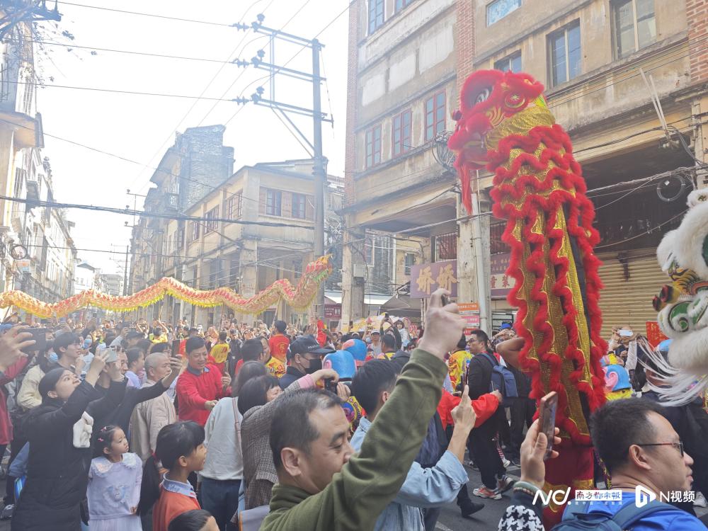 龙腾狮舞庆新春！江门市举办龙狮巡游暨龙狮武术邀请赛活动_腾讯新闻