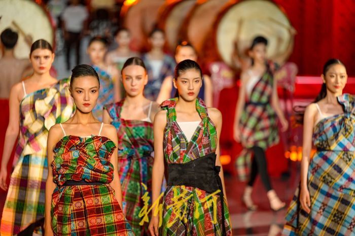 千年织锦牵手现代轻纺鲁锦风尚展呈现古今服饰