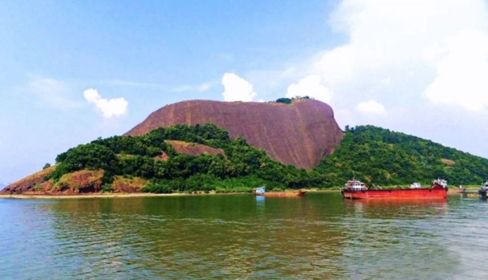 与小虎岛相对应,相传大虎岛为一只怀着身孕的母虎,因袭击南海龙王的