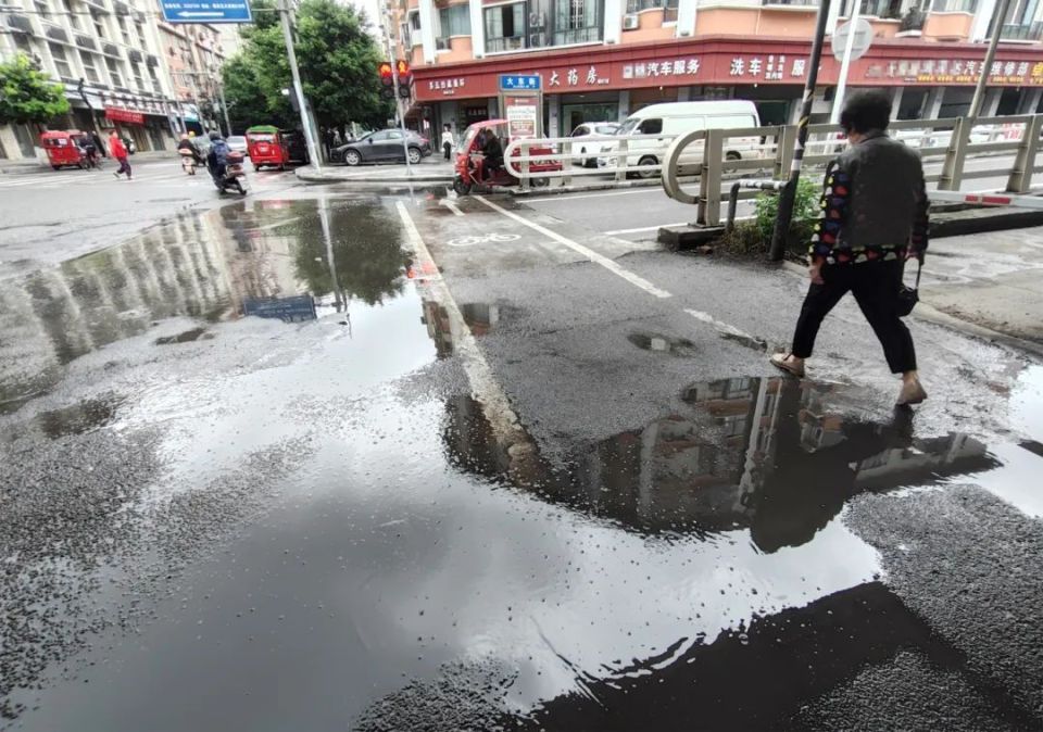 附近居民们表示,该路口下雨就容易积水的现象已存在大约一年时间了.