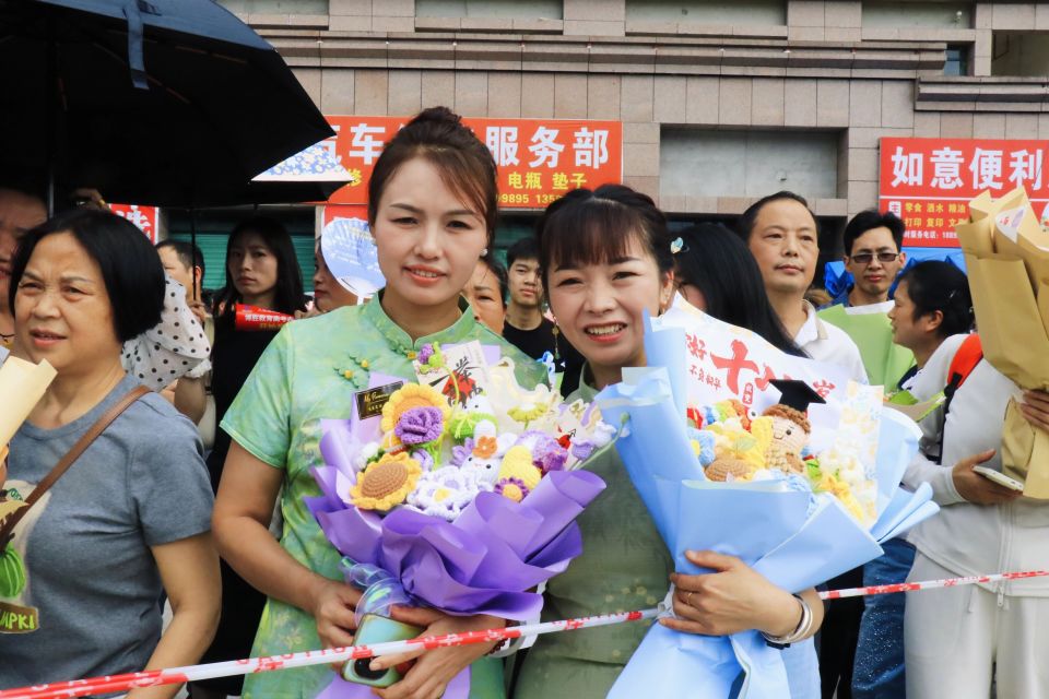 落笔即是盛夏！高考落幕，鲜花与偏爱只为少年奔赴_腾讯新闻