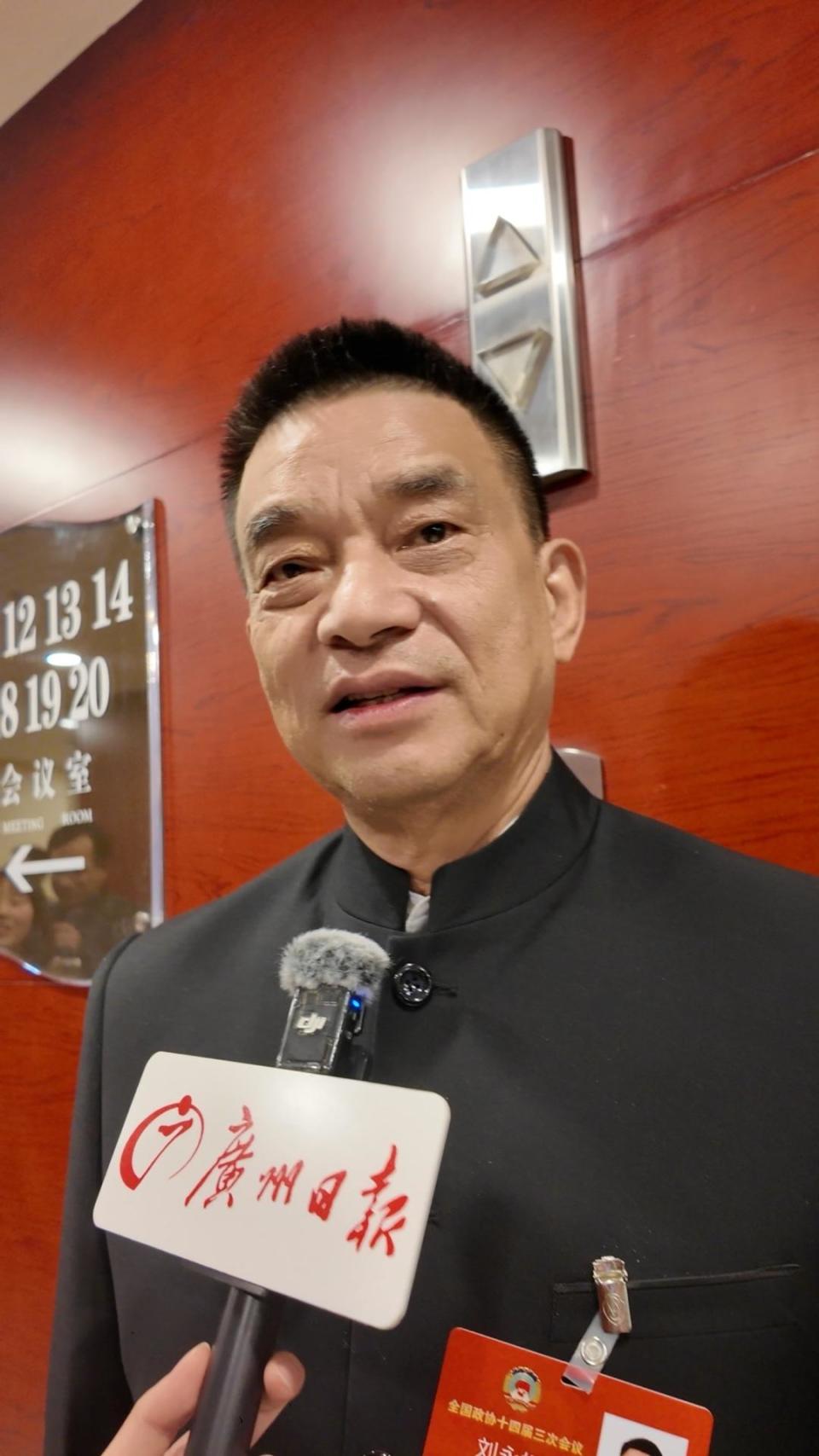 刘永好委员：后浪推前浪！梁文锋等年轻创业者敢闯敢拼敢担当值得学习_腾讯新闻