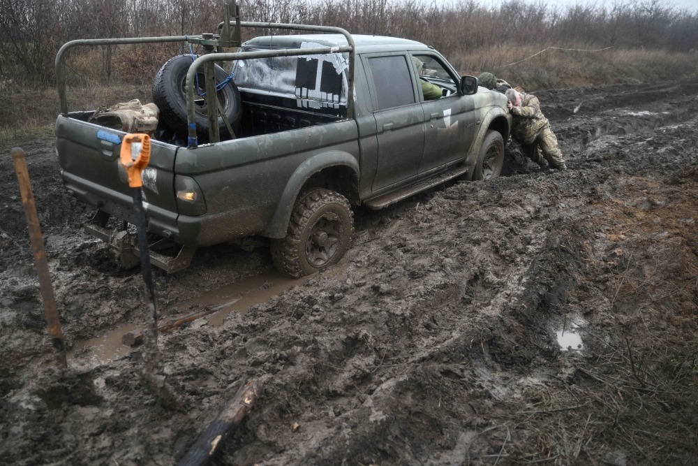 在俄乌冲突前线,泥泞是共同的敌人……