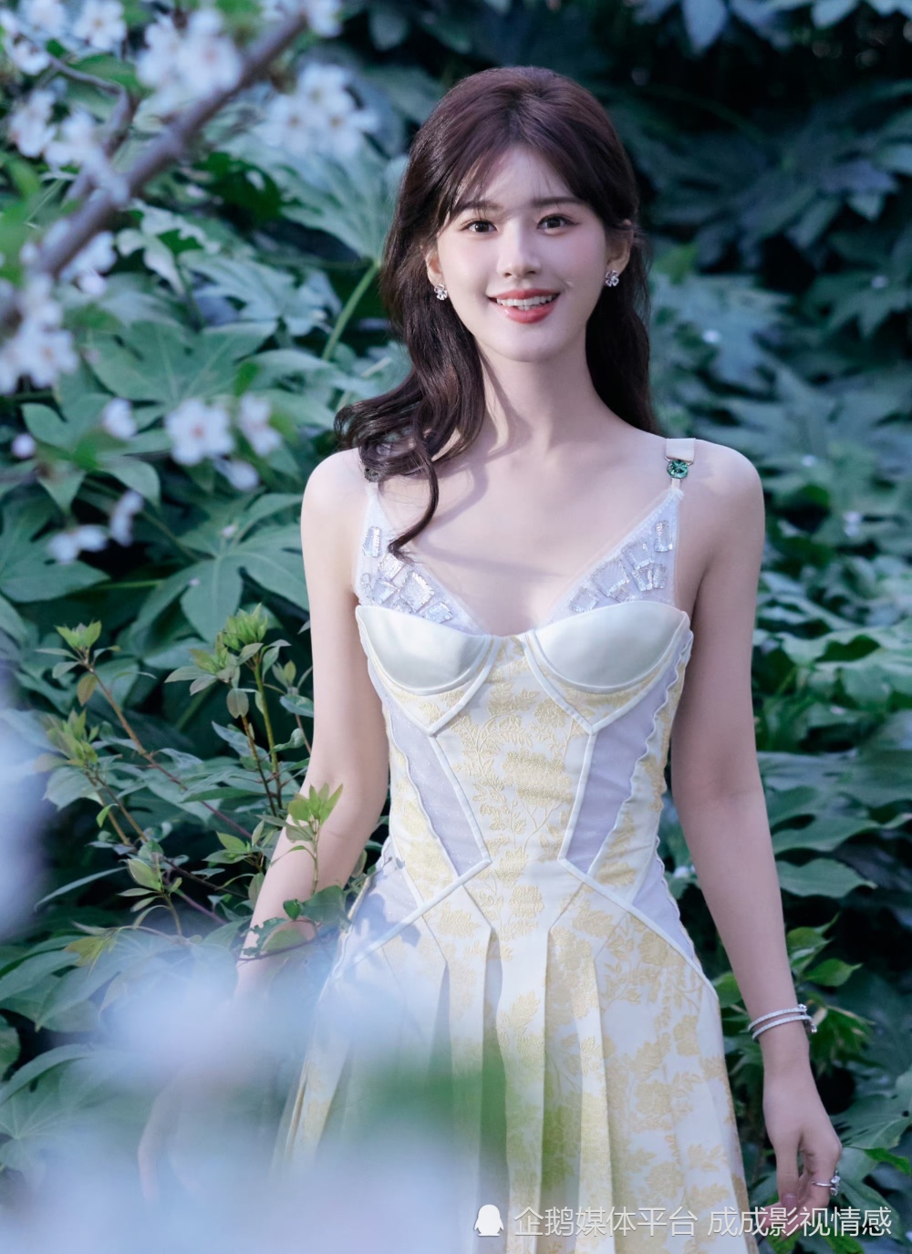 赵露思,陈伟霆《许我耀眼》即将开机,剧版颠覆原著,期待吗?