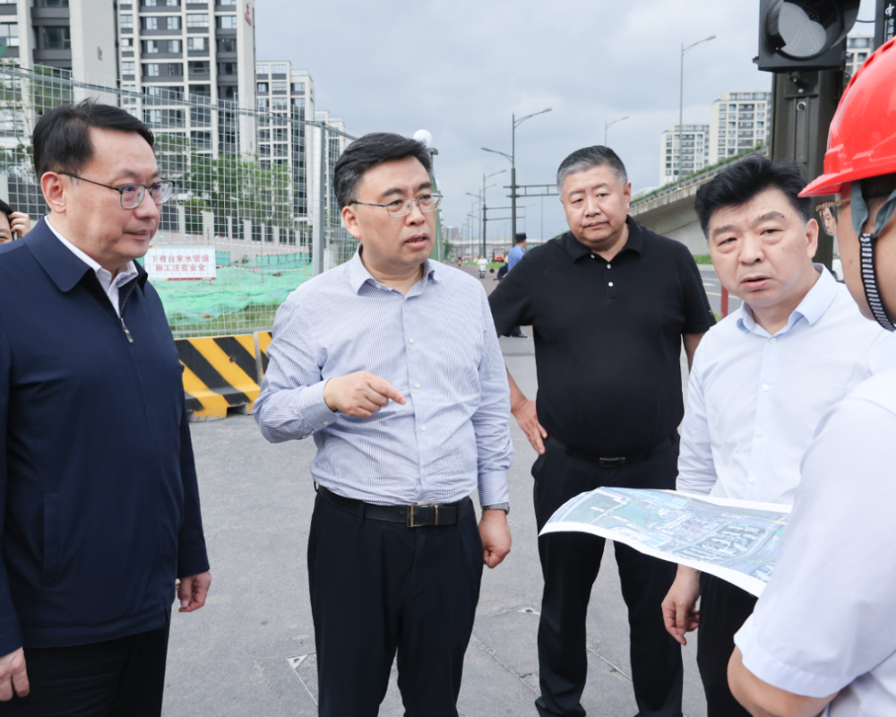 杨学鹏巡河并检查新区防汛抗旱工作