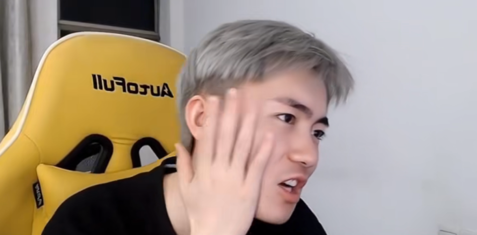 明眸狂扇自己耳光,罪魁祸首居然是小予神,为何会有如此行为?_腾讯新闻