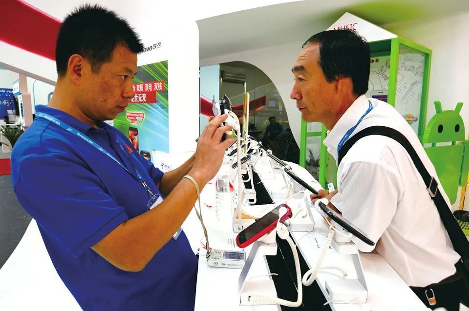 国产手机黄金时代  二十载从"山寨"到"山峰"