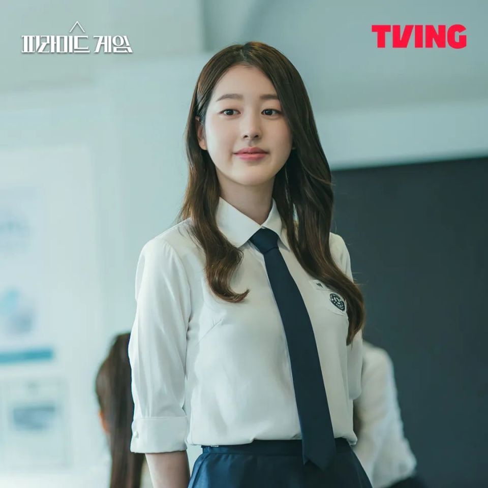 白夏琳是"金字塔游戏"的始作俑者,她在幕后默默操控一切,金多妍等人是