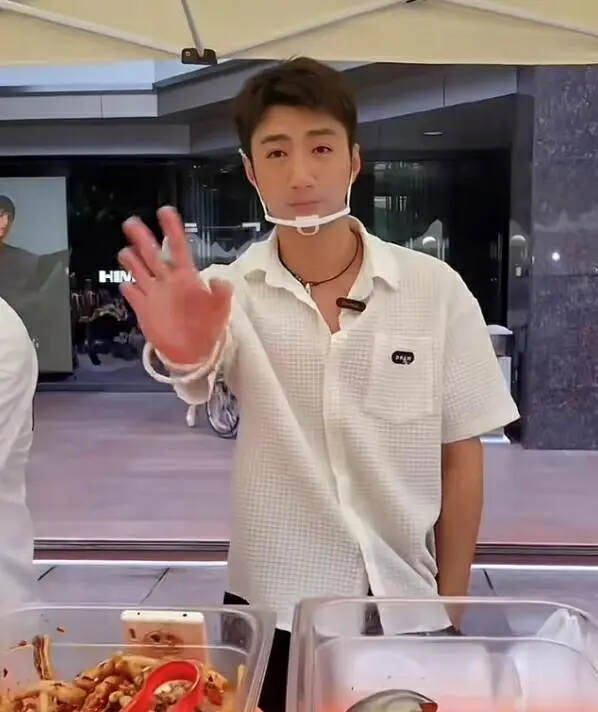 近日,蔡淇俊在社交平台分享了自己的近况,只见短片中的他正在户外摆摊