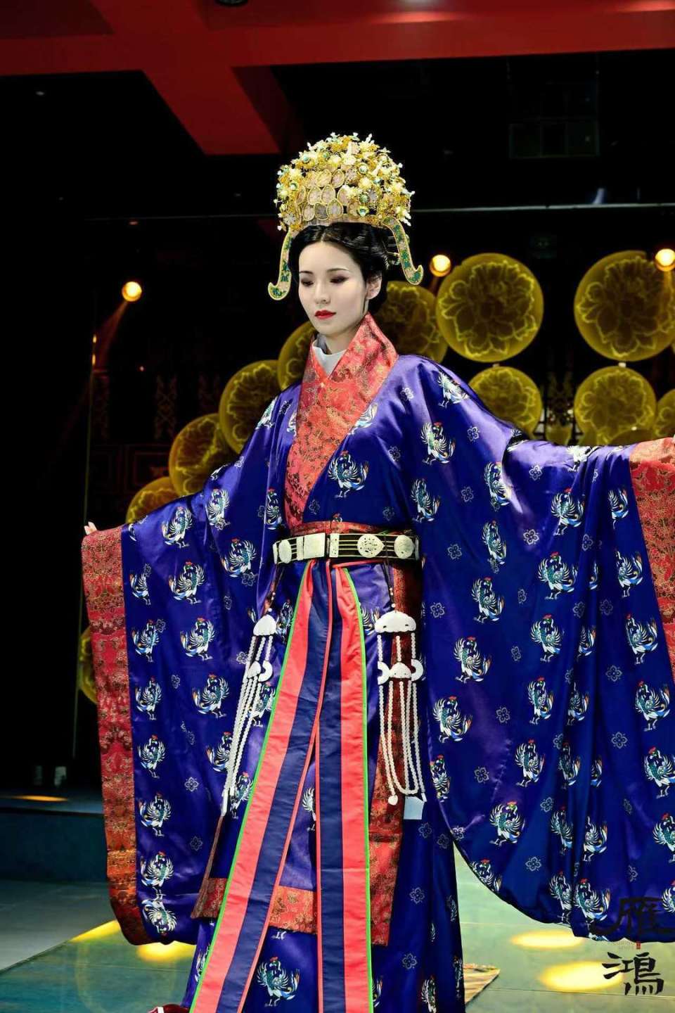 隋初,皇后首饰有花十二树,搭配袆衣,在册封,婚礼,接受朝拜时都需要穿