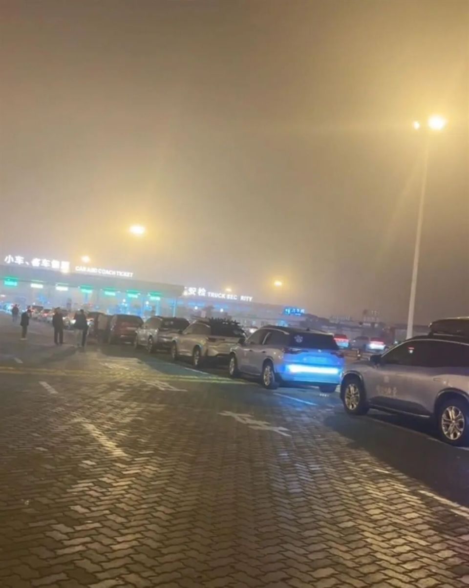 大量新能源车过琼州海峡,车主抱怨排队9小时未上船!