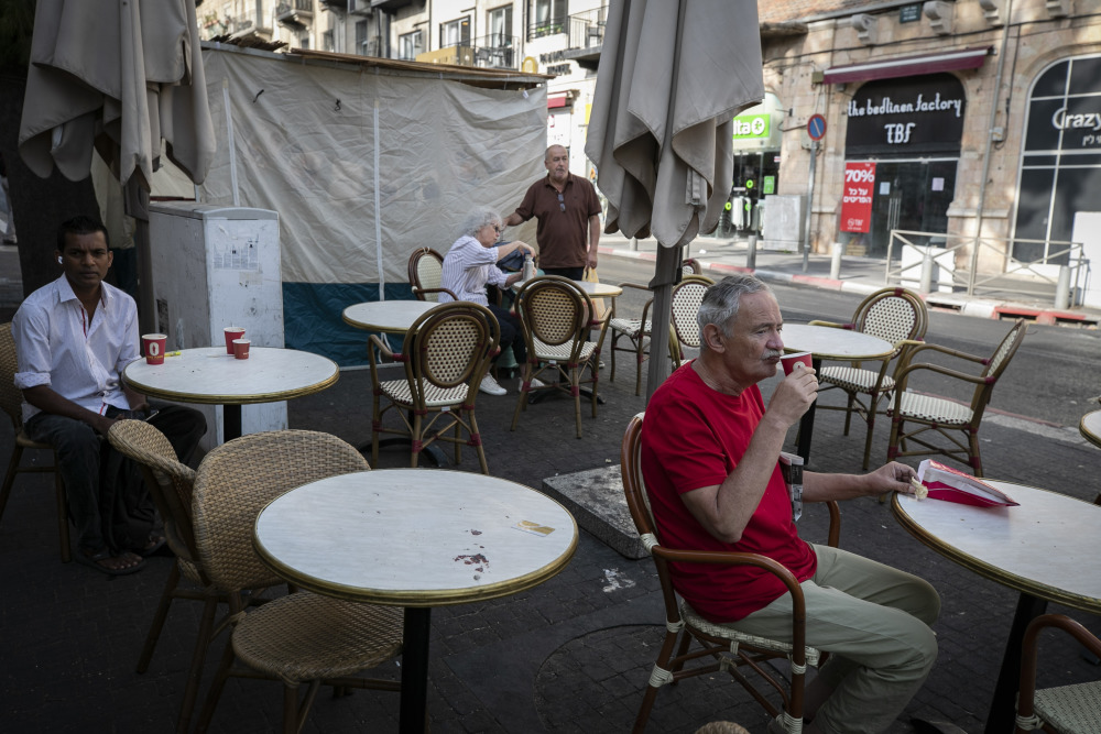 新华社记者 陈君清 摄10月8日,人们在耶路撒冷街头出行.