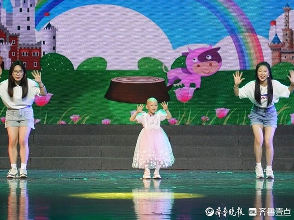 泉城爱聚大舞台 只为一个小女孩:百人爱心接力,为患癌女童圆梦