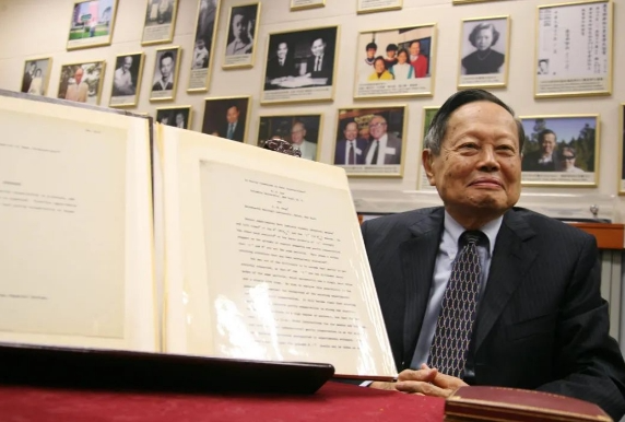 101岁杨振宁月工资惊人!凭什么?老了回国养老,却把青春奉献给别国?