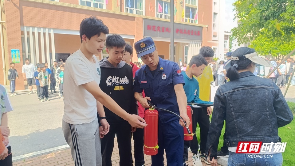 文磊)5月9日,长沙县北山镇应急管理办联合专职消防队在蒿塘中学开展"