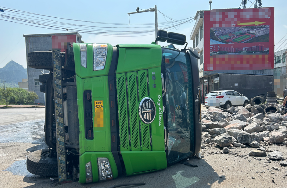 货车侧翻"一带六",场面十分"壮观" | 知危险会避险