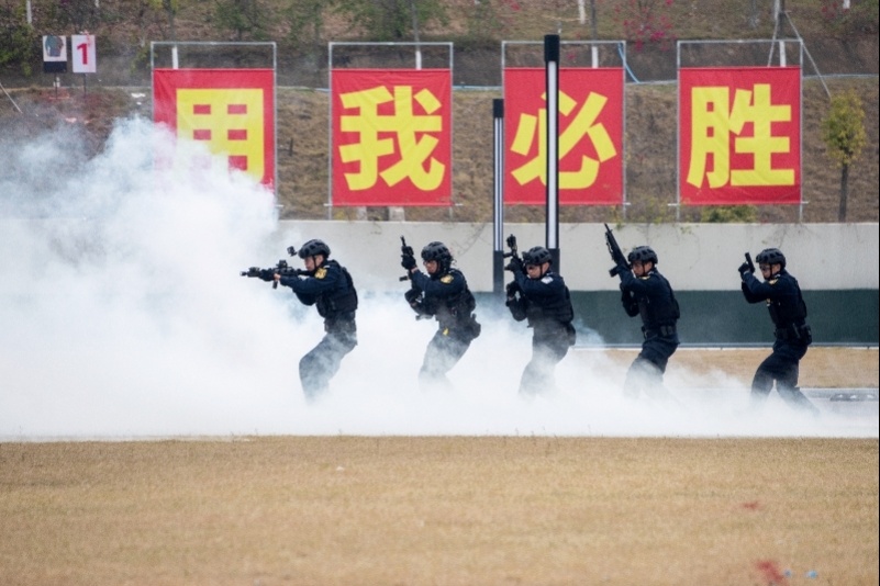 狙击枪射击、棍盾制暴术！广州警方开训动员专项活动现场曝光_腾讯新闻