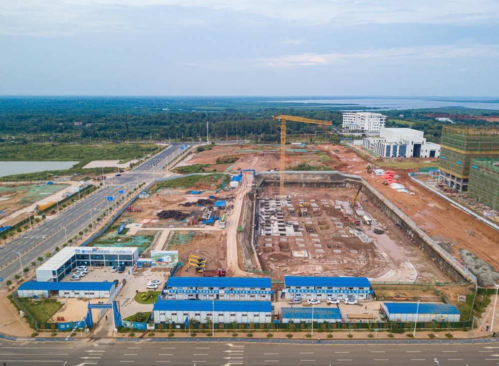 这是在海南文昌国际航天城拍摄的建设中的卫星研发中心项目(无人机
