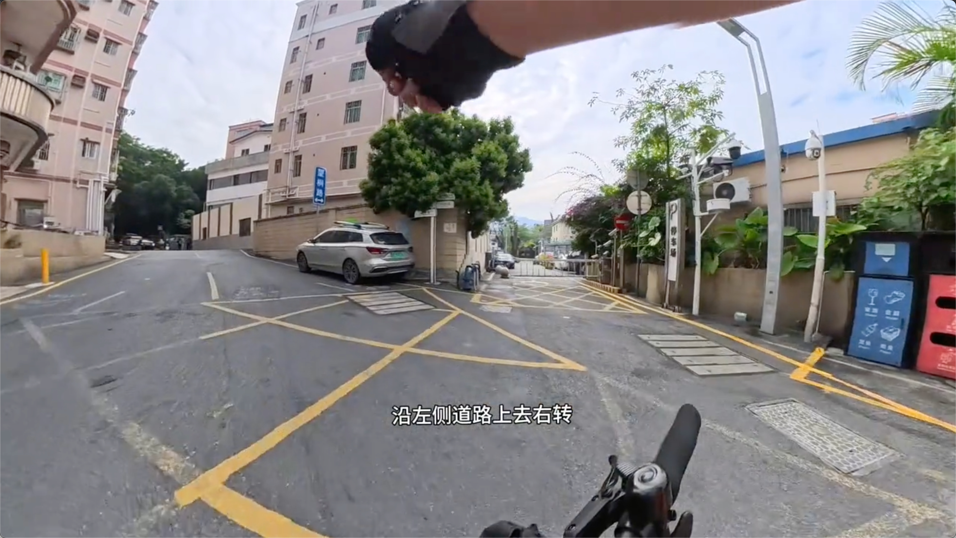 左侧道路上去右转