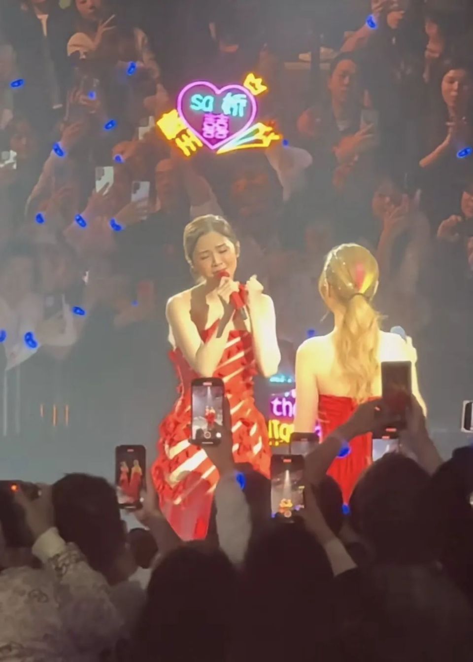 Twins组合香港开唱，阿娇阿Sa泪洒红馆，出道22年仍受粉丝追捧_腾讯新闻