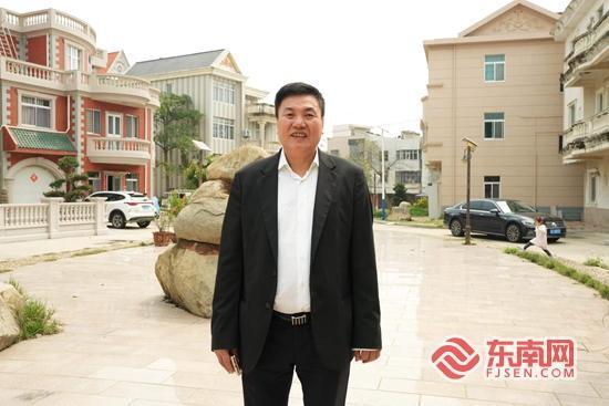 詹汉钦在惠安崇武家乡留影.