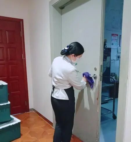 一部分是保洁公司外派的,有一部分是小时工,他家这个阿姨是个小时工.