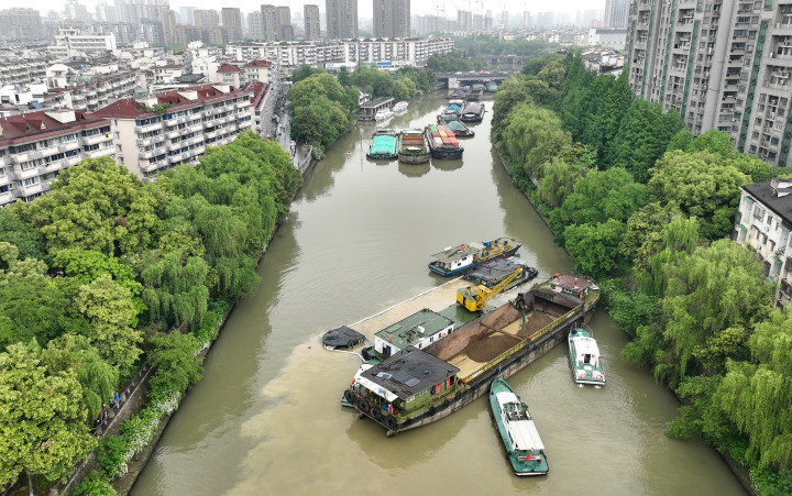 杭州运河突发船只进水沉没 通航受阻 打捞进行中