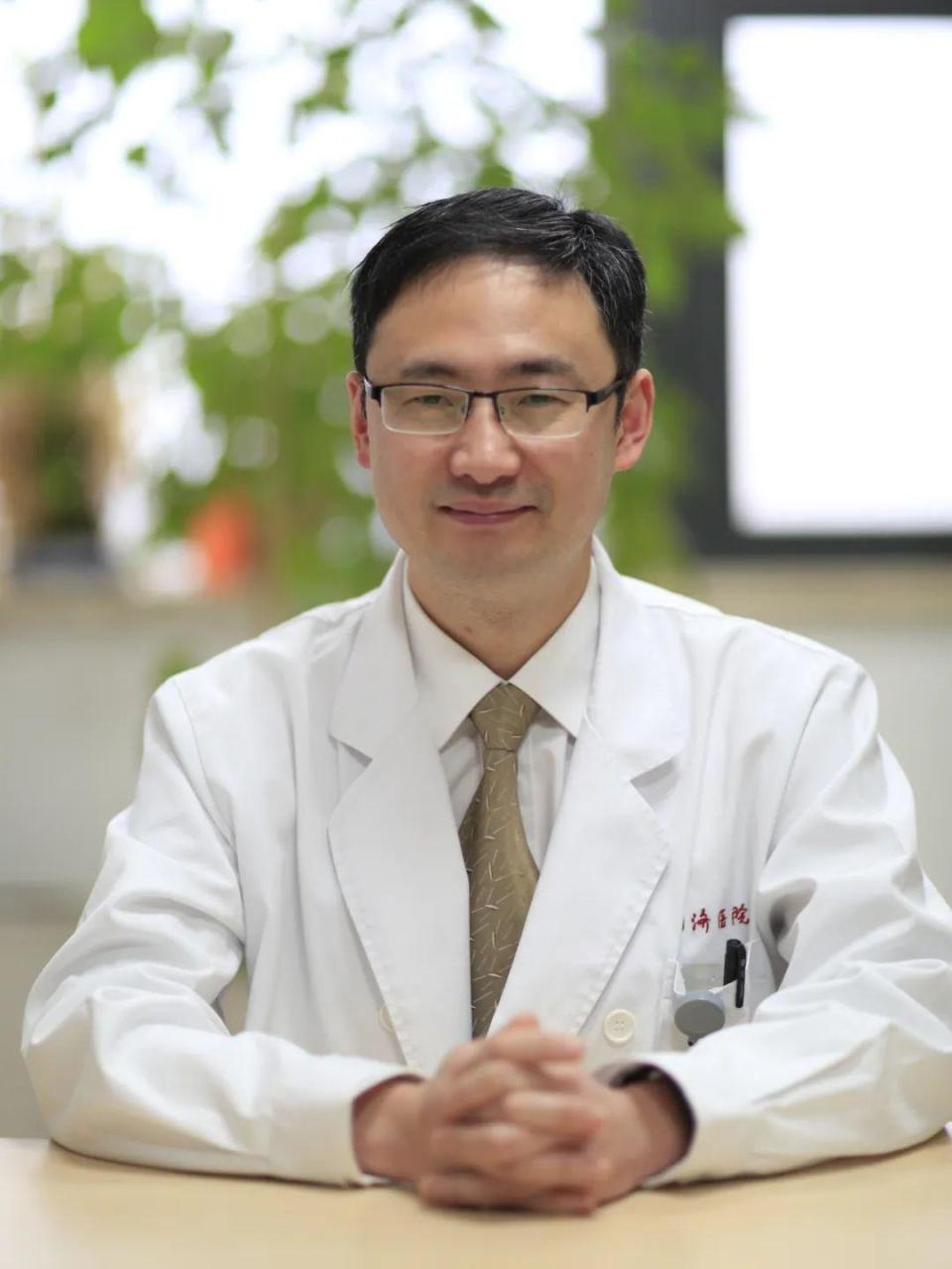 区门诊楼二层"名医工作室"出诊时间:12月6日(周三)上午主任医师,教授