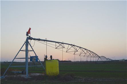 "这叫指针式喷灌机,只要设定好水量和时长,打开就不用管了."尹殿东说.