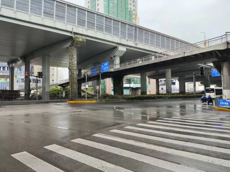 直播中有听众来电反映,早高峰时段,时常在绕城高速牡丹江路主线碰到