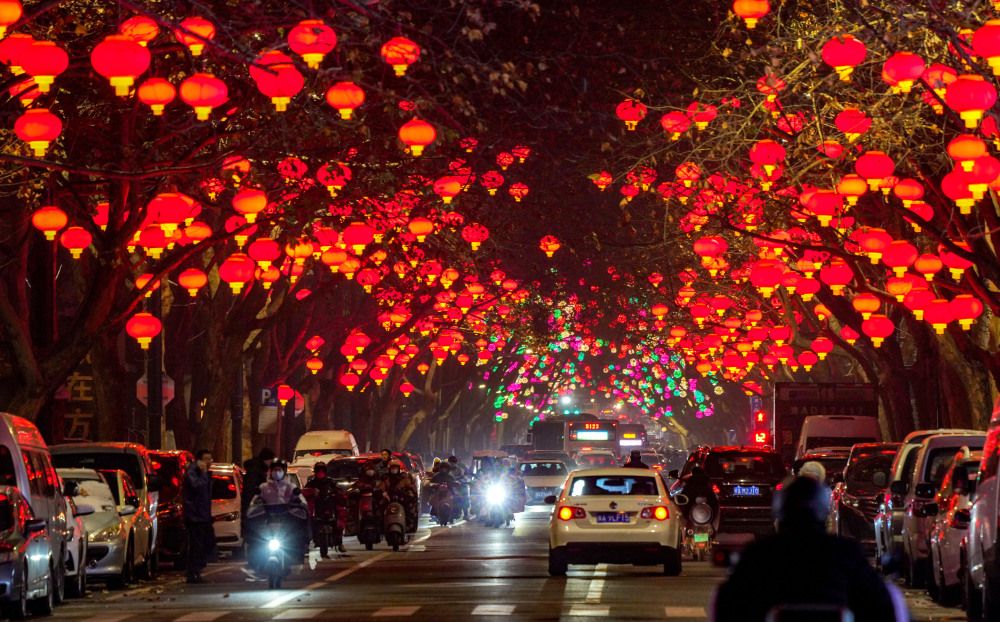 彩灯高挂迎新春