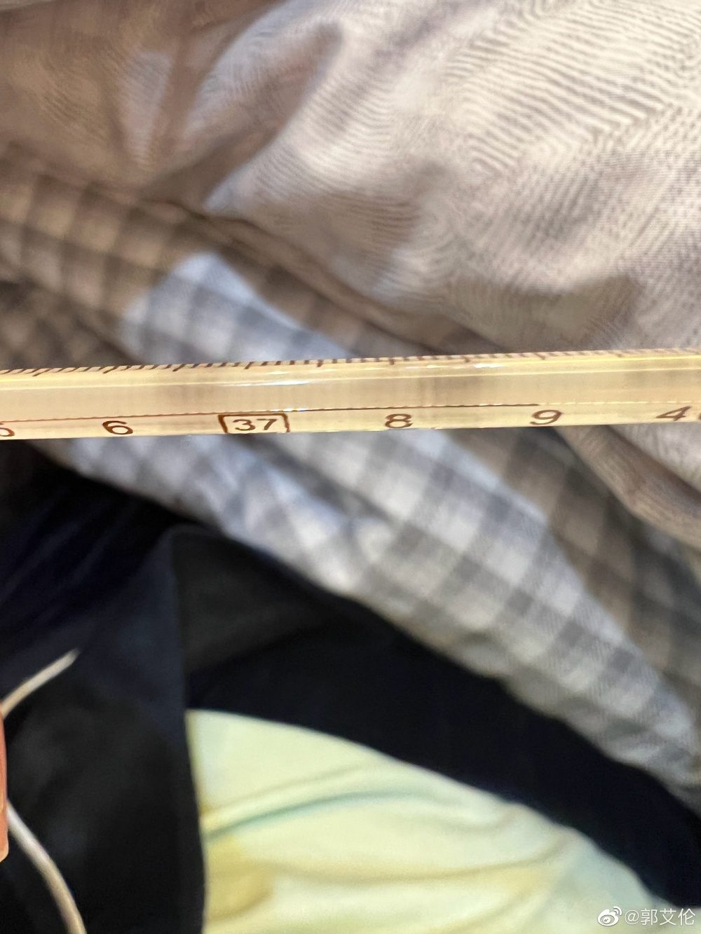 从图片中可以看到,郭艾伦发烧高达39°.