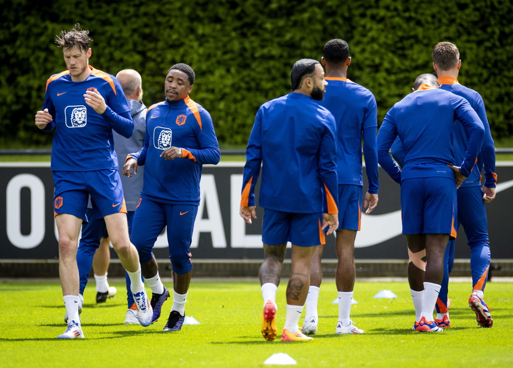 足球——荷兰队备战欧锦赛