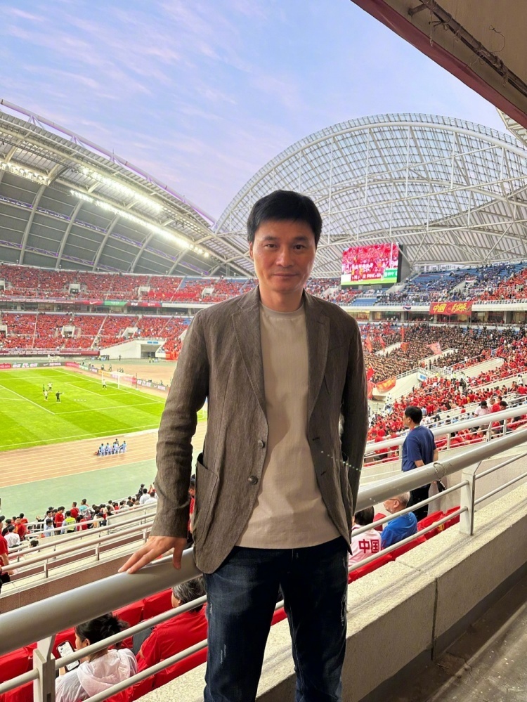 大帝来了!李毅现场观战国足:让我们一起为中国队加油呐喊