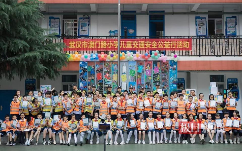 5月31日上午,武汉交警走进江岸区澳门路小学开展"关注交通安全61