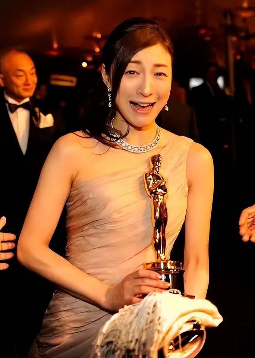 凉子的不伦证据,其中有一边的侦探调查了有周刊报道过和佐藤健的不