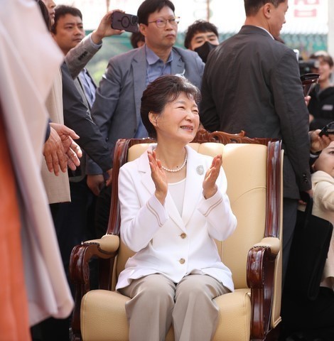 朴槿惠时隔1年露面发型精致:穿白西装戴珍珠项链 上百粉丝欢呼