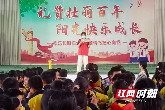 遇到坏人该怎么办……"在益阳市大通湖区北洲子镇镇中学的学生活动室