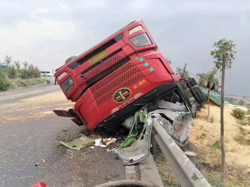 忻州:一半挂车操作不当致侧翻.