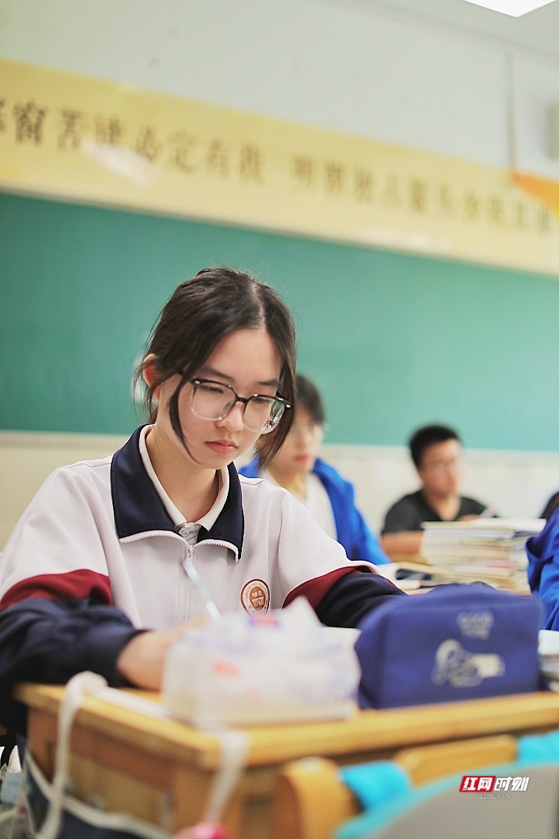组图|明德中学:考前的最后一课 有诗有歌有掌声
