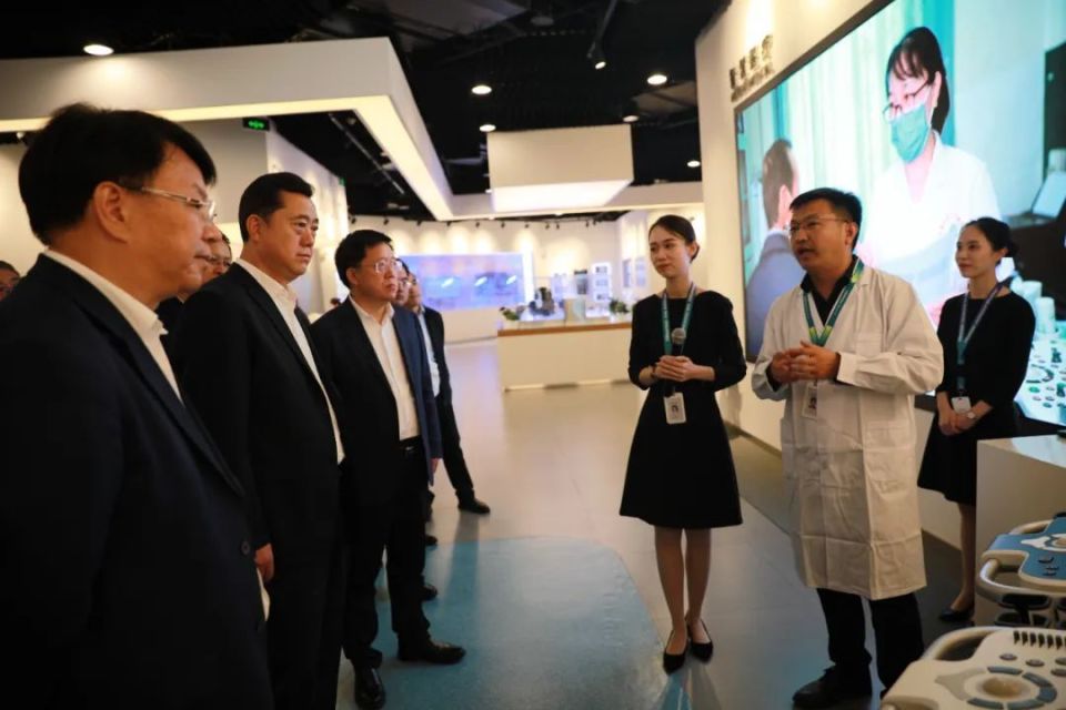 人大常委会秘书长党伟,市政府秘书长董明涛,市政府党组成员马晓晖一同