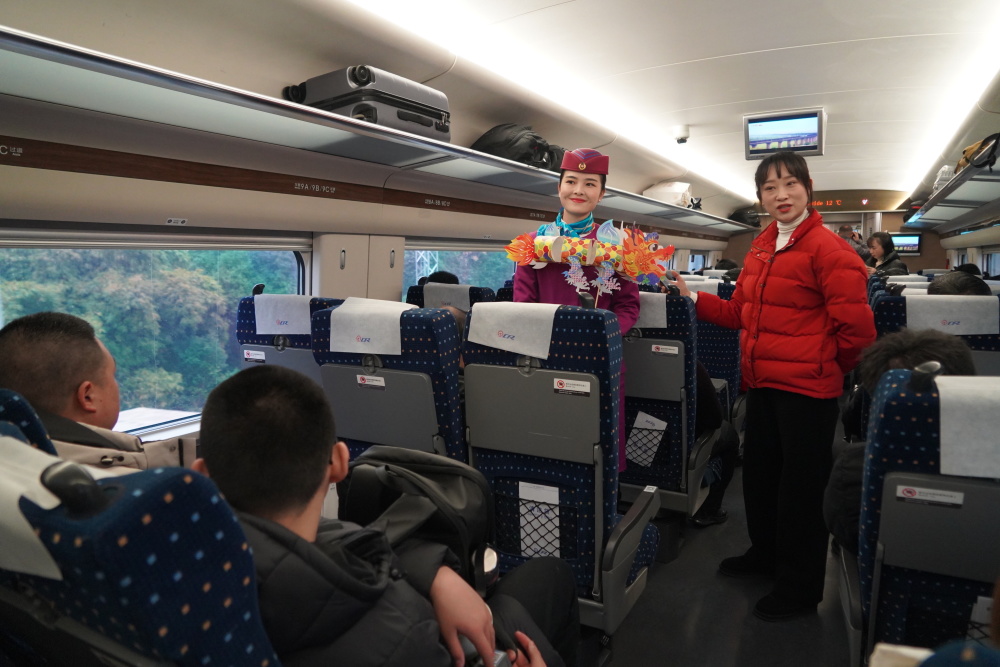 公司和绵竹市文旅局在列车上联合开展了"高铁上的年画节"城市推介活动