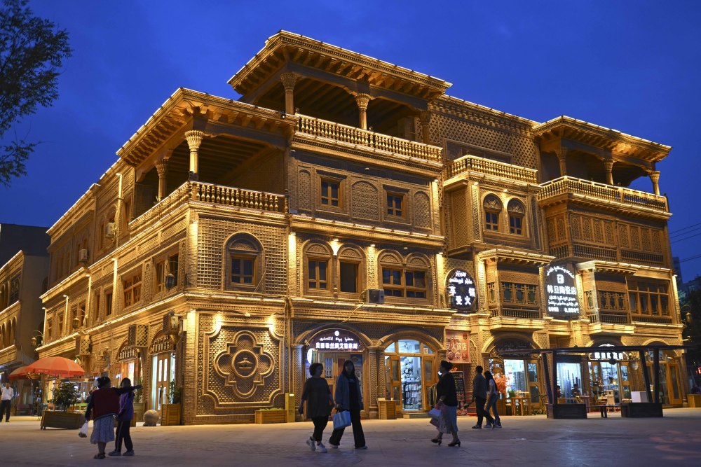 这是6月6日拍摄的新疆和田市团城夜景.新华社记者 胡虎虎 摄